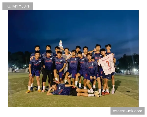 足球球队背后的精彩花絮逐渐揭晓,展示球队的激情与团队精神 足球球队背后的精彩花絮逐渐揭晓,展示球队的激情与团队精神